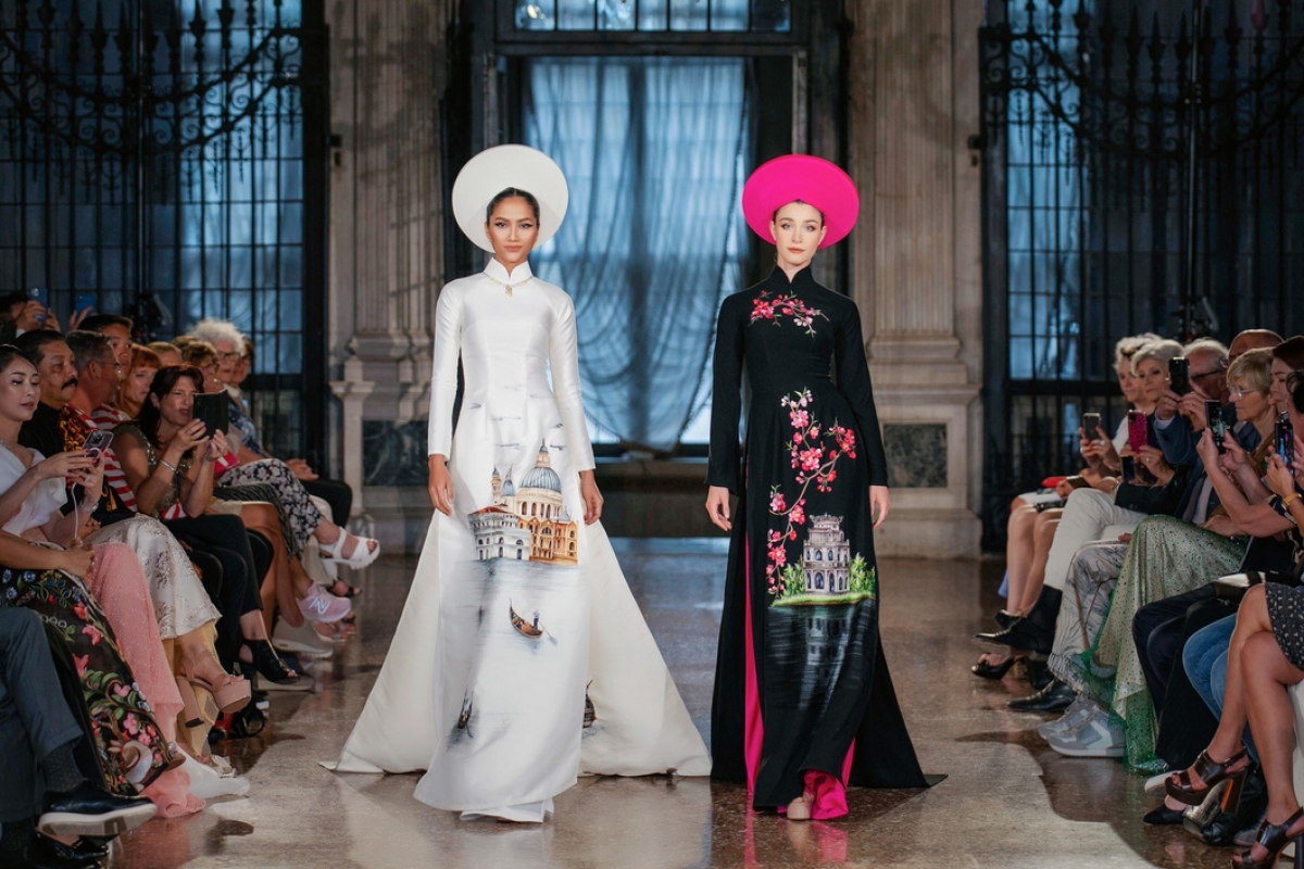 Vietnamese beauty queens steal the show in Venice